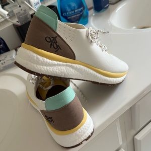 8.5 OTBT tennis shoes